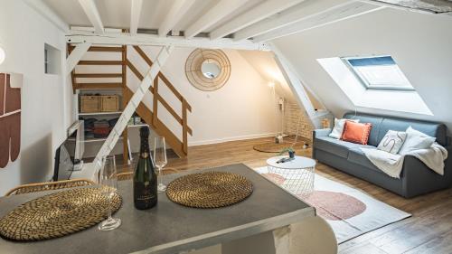 un salon avec un canapé et une table dans l'établissement Secret de la Monnaie - Duplex - 2 Personnes - Rue Historique de Troyes, à Troyes