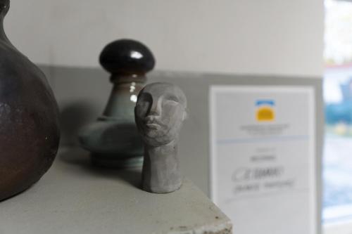 a statue of a head sitting on a shelf next to a vase at Uroczysko Oleśnica in Chodzież