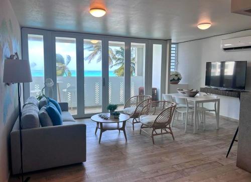 sala de estar con sofá y mesa en KASA Brisa Marina - 1 bed 1 bath for 2 OCEAN VIEW BALCONY BEACHFRONT CONDO POOL, en San Juan