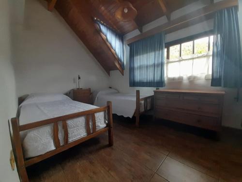 sypialnia z 2 łóżkami piętrowymi i oknem w obiekcie La Casa de la Isla w mieście San Martín de los Andes