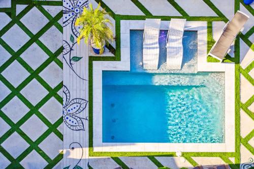 an overhead view of a swimming pool with a palm tree at Nova Rooftop Villa in New Orleans