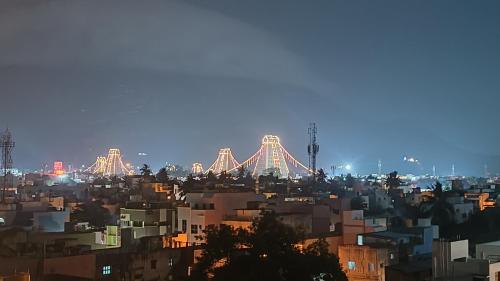 widok na miasto z mostem w tle w obiekcie Fortune Residency w mieście Tiruvannamalai