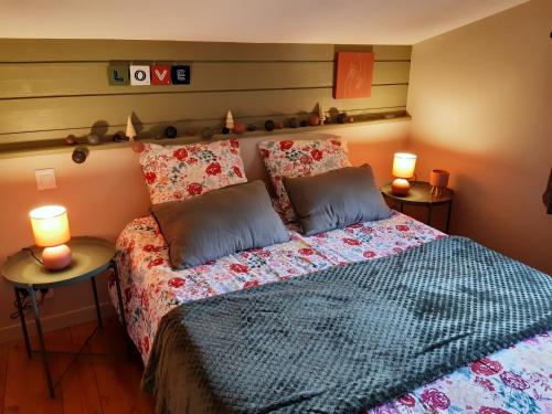 1 dormitorio con 1 cama con 2 lámparas en Le Schuss, en Ax-les-Thermes