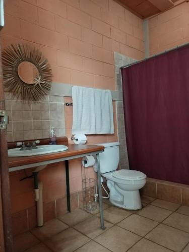 Et badeværelse på Chilamar Surf Lodge