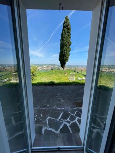 una porta aperta con vista su un albero di Il Duomo 3 a Osimo