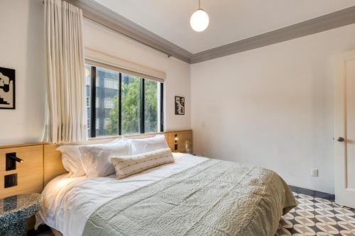 une chambre avec un grand lit avec une fenêtre dans l'établissement DINAMARCA By Mr W, à Mexico