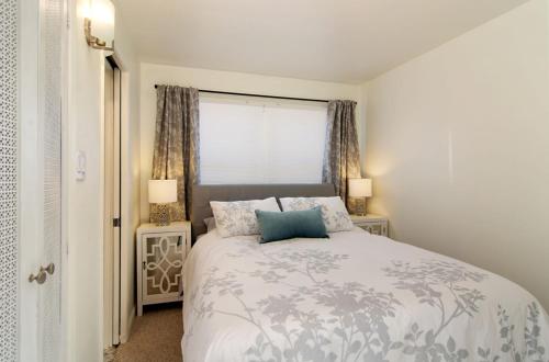 1 dormitorio con cama y ventana en Mission Bay Cottage - Bay View Patio, Parking, WasherDryer en San Diego