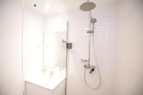 ห้องน้ำของ KASA GLORIA - Tout équipé - Place parking privée - WIFI