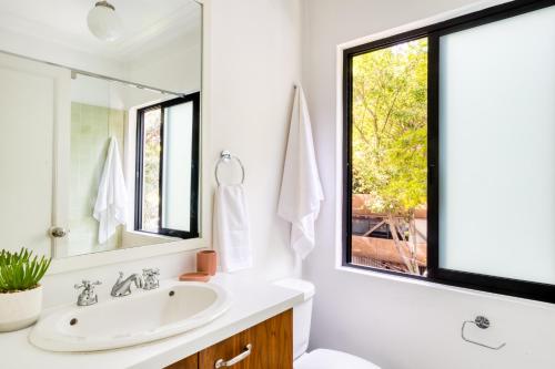 une salle de bains avec un lavabo et un miroir dans l'établissement DINAMARCA By Mr W, à Mexico