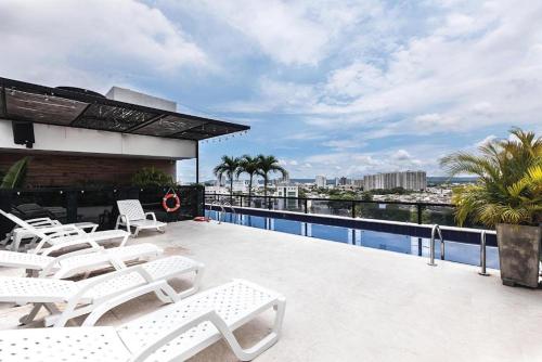 Hotel Cartagena DC tesisinde veya buraya yakın yüzme havuzu