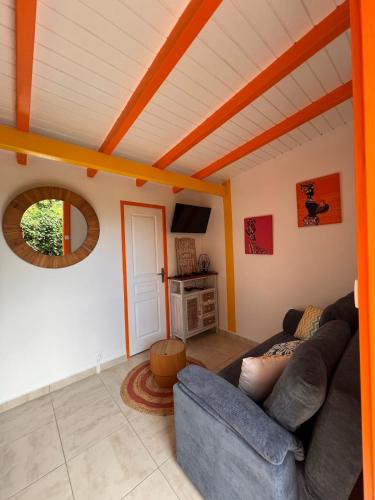 a living room with a couch and a tv at Kazavocat in Gourbeyre