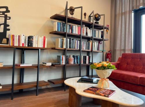 ein Wohnzimmer mit einem Sofa und einem Tisch mit Büchern in der Unterkunft Zenao Appart'hôtels Boulogne-sur-Mer - La Rose des Vents in Boulogne-sur-Mer
