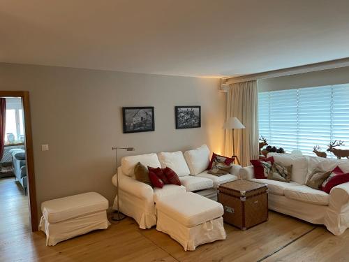 een woonkamer met 2 banken en een bank bij Apartment Palueda in Davos-Dorf in Davos