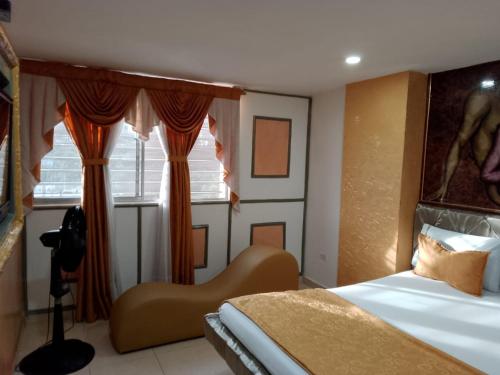 een hotelkamer met een bed en een raam bij Hotel el playon in Medellín