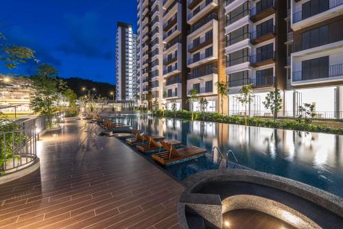 - une piscine au milieu d'un bâtiment dans l'établissement Super Comfort 2R2B Luxury Seaview Sandakan, à Sandakan