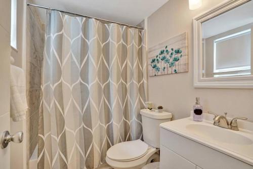 uma casa de banho com um WC, um lavatório e um chuveiro em The Oceans Cozy 1BR Apartment in Victoria Park with Pool em Fort Lauderdale