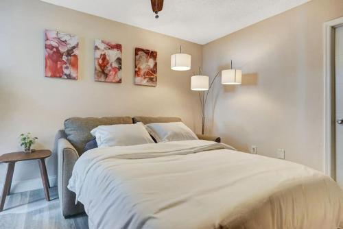 um quarto com uma cama grande e 2 almofadas em The Oceans Cozy 1BR Apartment in Victoria Park with Pool em Fort Lauderdale