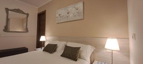 DubinoにあるB&B Monasteroのベッドルーム1室(枕2つ、鏡付)