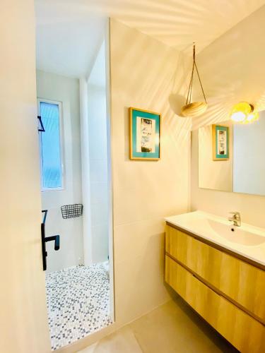 une salle de bain avec un lavabo et une douche dans l'établissement Les pieds dans le sable, à Argelès-sur-Mer