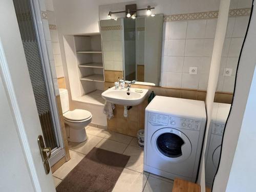 une salle de bain avec une machine à laver et un lavabo dans l'établissement Appartement T3 lumineux avec grande terrasse, clim, parking gratuit et Wi-Fi - 5 personnes - FR-1-770-6, à La Ciotat