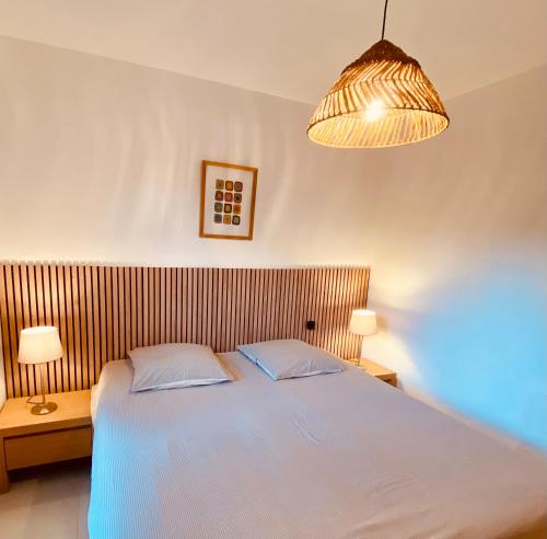 - une chambre avec un lit et 2 tables de nuit avec 2 lampes dans l'établissement Les pieds dans le sable, à Argelès-sur-Mer