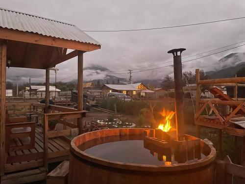 a fire pit with a fire burns in it at Cabaña La campana in Hijuelas