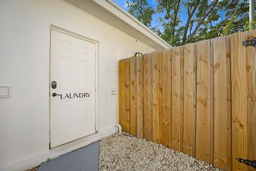 Gambar di galeri bagi Tropical Escape near Beach! Tons of parking! di Boynton Beach