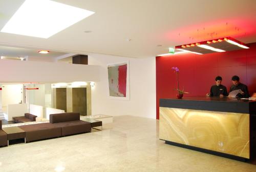 The lobby or reception area at Hotel Jeronimos 8