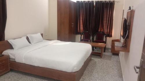 En eller flere senger på et rom på Pushkar Mountain Resort
