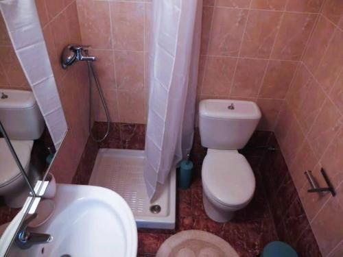 a small bathroom with a toilet and a sink at Φωτεινό κοντά στο κέντρο της πόλης in Thessaloniki
