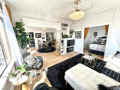 un soggiorno con divano bianco e tavolo di Top Floor, Sleeps 4, Queen Mary, Ocean, City Views a Long Beach
