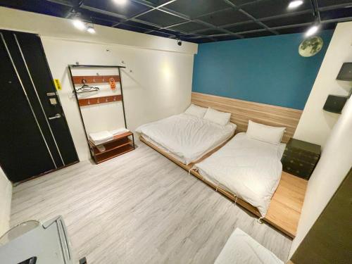 a room with a bed and a mirror in it at Fengchia Oslo in Taichung