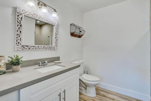 Un baño de Beach Getaway One Block from the Beach