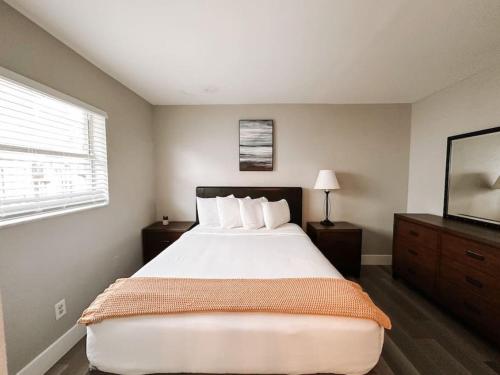 een slaapkamer met een groot bed en een raam bij Pionciana Getaway 1BR Apartment Near FLL Airport in Fort Lauderdale