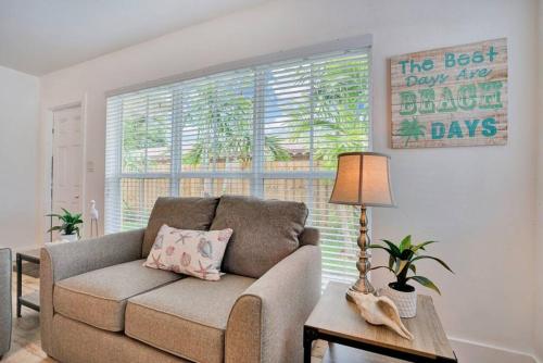 Zona de estar de Beach Getaway One Block from the Beach