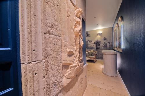 un couloir avec un mur en pierre et une porte dans l'établissement UnSejourAMetz - Le mille et une nuits, à Metz