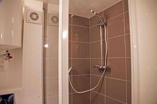 une salle de bain avec une douche avec une porte vitrée dans l'établissement Studio Charles 3 hypercentre, à Nancy