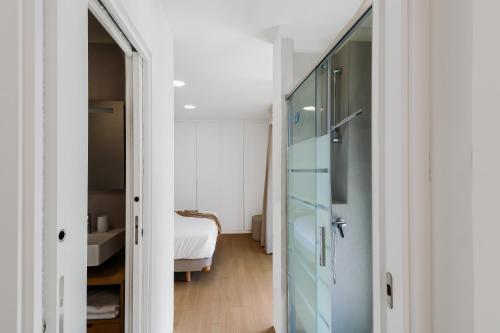 uma casa de banho com uma cabina de duche em vidro e um quarto em Agaete Penthouse Bliss Views em Puerto de las Nieves