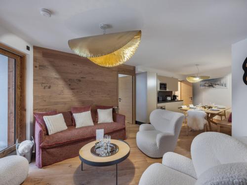 un salon avec un canapé et une table dans l'établissement Appartement moderne 6 pers proche pistes avec parking, casier à ski, balcon - FR-1-563-140, à Courchevel
