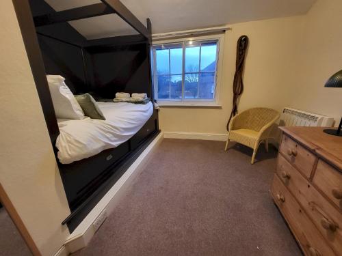 - une chambre avec un grand lit et une fenêtre dans l'établissement York Minster View, à York