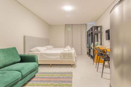uma sala de estar com uma cama e um sofá em Studio Itapema a 230m da Passarela na Barra WV4437 em Balneário Camboriú