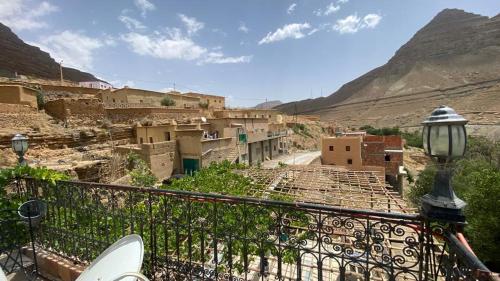 un balcone con vista su una città con montagne di Auberge amougar a Zemmour Touirza