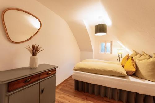 een slaapkamer met een bed en een spiegel aan de muur bij Nächtigen an der Stadtmauer in Rothenburg ob der Tauber