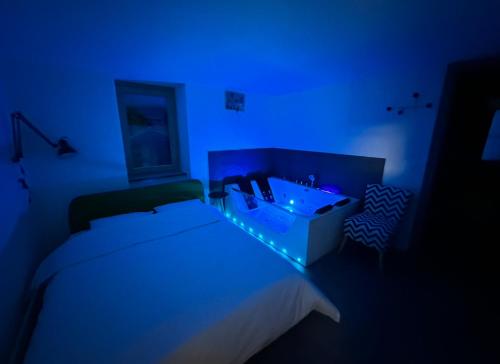 um quarto azul com uma cama e um lavatório em Appartamenti relax Nus Spa em Nus