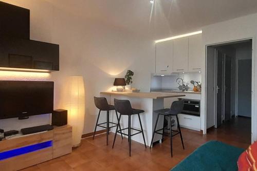 Kuchyň nebo kuchyňský kout v ubytování Studio 4 pers coeur du Lavandou 5mn à pied des plages