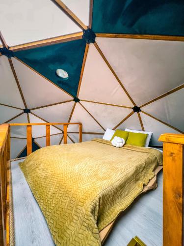 ein Schlafzimmer mit einem Bett in einer Jurte in der Unterkunft Astral WORLD in Sapanca