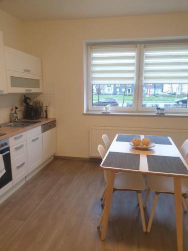 een keuken met een tafel en stoelen in een kamer bij City Apartment in Gelsenkirchen