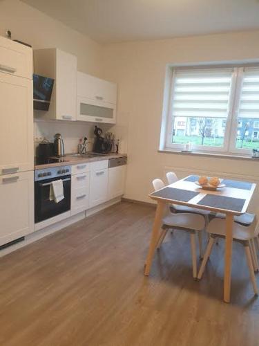 een keuken met een tafel en stoelen in een kamer bij City Apartment in Gelsenkirchen