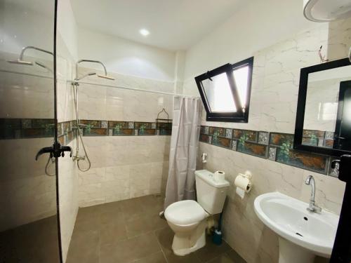 a bathroom with a toilet and a sink and a shower at Votre parfait logement à Dakar in Dakar