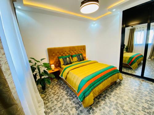 a bedroom with a bed with a colorful blanket at Votre parfait logement à Dakar in Dakar